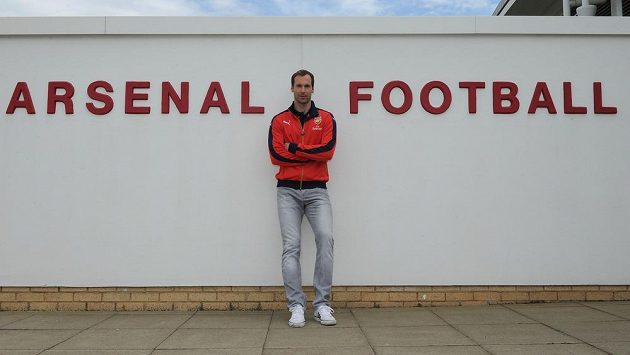 Fotbalový brankář Petr Čech pózuje před stadiónem Arsenalu. Fotbalový brankář Petr Čech pózuje před stadiónem Arsenalu.