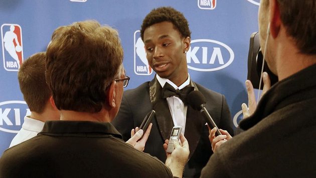 Andrew Wiggins v obležení novinářů. Andrew Wiggins v obležení novinářů.