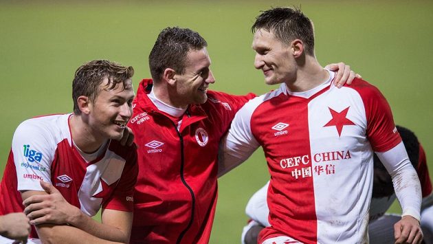 Spokojení střelci Slavie Milan Škoda (vpravo) a Muris Mešanovič (uprostřed). Vlevo Antonín Barák. Spokojení střelci Slavie Milan Škoda (vpravo) a Muris Mešanovič (uprostřed). Vlevo Antonín Barák.
