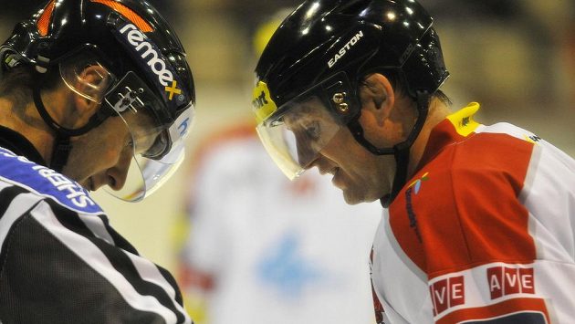 Olomoucký útočník Pavel Patera (vpravo) v diskuzi s rozhodčím. Olomoucký útočník Pavel Patera (vpravo) v diskuzi s rozhodčím.