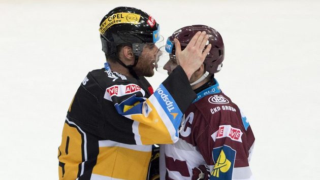 Jaroslavu Hlinkovi (vpravo) ze Sparty blahopřeje Radek Duda (vlevo) z Litvínova. Jaroslavu Hlinkovi (vpravo) ze Sparty blahopřeje Radek Duda (vlevo) z Litvínova.