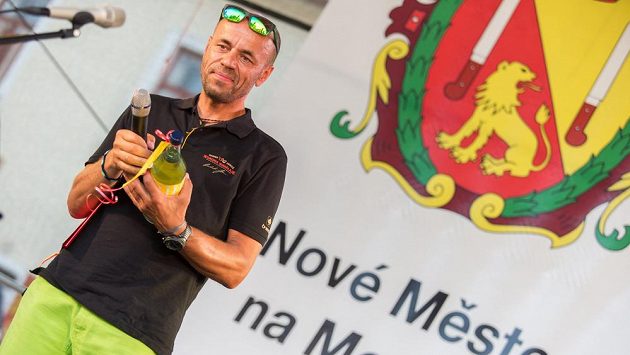 Horolezce Radka Jaroše přivítala 10. srpna v rodném Novém Městě na Moravě po návratu z Himálaje, kde zdolal svůj poslední čtrnáctý osmitisícový vrchol K2, na náměstí zhruba tisícovka lidí. Horolezce Radka Jaroše přivítala 10. srpna v rodném Novém Městě na Moravě po návratu z Himálaje, kde zdolal svůj poslední čtrnáctý osmitisícový vrchol K2, na náměstí zhruba tisícovka lidí.