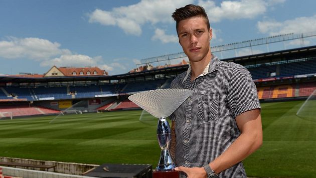 Útočník Sparty Praha Václav Kadlec s cenou deníku Právo Útočník Sparty Praha Václav Kadlec s cenou deníku Právo