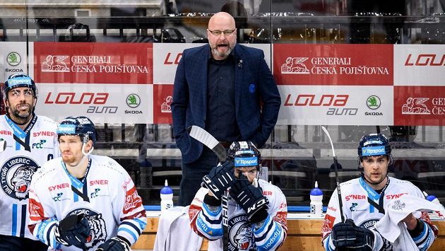 Trenér Liberce Patrik Augusta během utkání semifinále play off Tipsport extraligy. Trenér Liberce Patrik Augusta během utkání semifinále play off Tipsport extraligy.