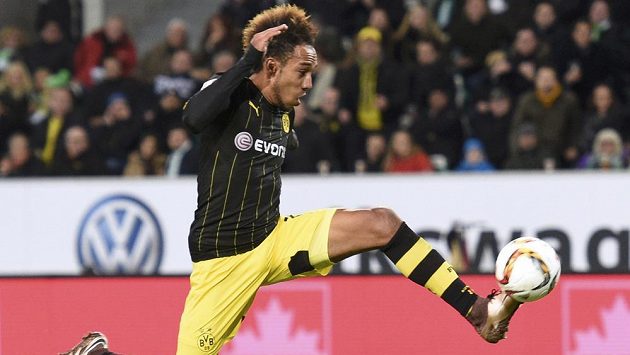 Dortmundský kanonýr Pierre-Emerick Aubameyang při utkání s Wolfsburgem. Dortmundský kanonýr Pierre-Emerick Aubameyang při utkání s Wolfsburgem.
