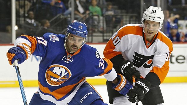 Obránce New York Islanders Brian Strait (vlevo) a Brayden Schenn z Philadelphie. Obránce New York Islanders Brian Strait (vlevo) a Brayden Schenn z Philadelphie.