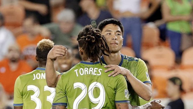 Obránce Seattlu Róman Torres (zády) se raduje společně se spoluhráči po brance do sítě Houstonu, Obránce Seattlu Róman Torres (zády) se raduje společně se spoluhráči po brance do sítě Houstonu,