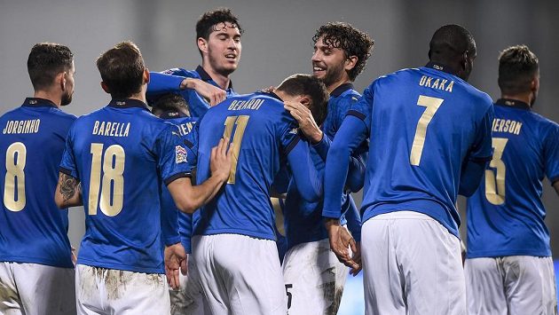 I když se trenér italské fotbalové reprezentace Roberto Mancini musel na nedělní zápas Ligy národů s Polskem dívat kvůli pozitivnímu testu na koronavirus ze svého domu, výhru 2:0 si užíval. I když se trenér italské fotbalové reprezentace Roberto Mancini musel na nedělní zápas Ligy národů s Polskem dívat kvůli pozitivnímu testu na koronavirus ze svého domu, výhru 2:0 si užíval.
