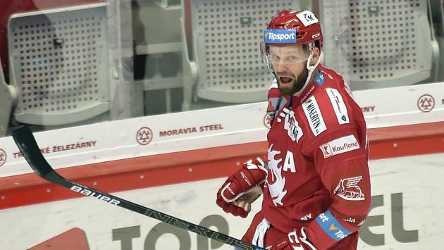 Martin Růžička z Třince se raduje z gól proti Spartě. Martin Růžička z Třince se raduje z gól proti Spartě.