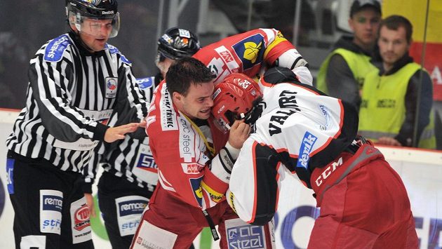 Pěstním soubojem okořenili zápas mezi Třincem a Hradcem Králové domácí Rostislav Klesla (vlevo) a Kanaďan Collin Valcourt v dresu Hradce. Pěstním soubojem okořenili zápas mezi Třincem a Hradcem Králové domácí Rostislav Klesla (vlevo) a Kanaďan Collin Valcourt v dresu Hradce.