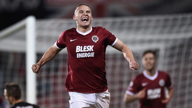 Obránce Sparty Pavel Kadeřábek oslavuje gól proti Dukle, při němž se zranil. Obránce Sparty Pavel Kadeřábek oslavuje gól proti Dukle, při němž se zranil.