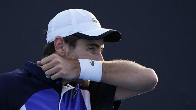 Francouz Elliot Benchetrit na Australian Open vysvětloval nepříjemnou aférku. Francouz Elliot Benchetrit na Australian Open vysvětloval nepříjemnou aférku.