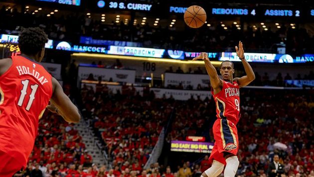 Rajon Rondo z New Orleans přihrává Jrueovi Holidayovi v utkání 2. kola play off NBA proti Golden State. Rajon Rondo z New Orleans přihrává Jrueovi Holidayovi v utkání 2. kola play off NBA proti Golden State.
