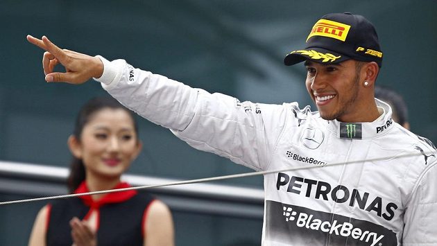 Britský pilot Lewis Hamilton ze stáje Mercedes se raduje z vítězství ve Velké ceně Číny v Šanghaji. Britský pilot Lewis Hamilton ze stáje Mercedes se raduje z vítězství ve Velké ceně Číny v Šanghaji.