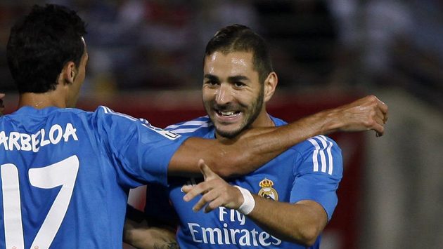 Útočník Realu Madrid Karim Benzema (vpravo) slaví gól proti Granadě. Vlevo mu přichází gratulovat spoluhráč Álvaro Arbeloa. Útočník Realu Madrid Karim Benzema (vpravo) slaví gól proti Granadě. Vlevo mu přichází gratulovat spoluhráč Álvaro Arbeloa.