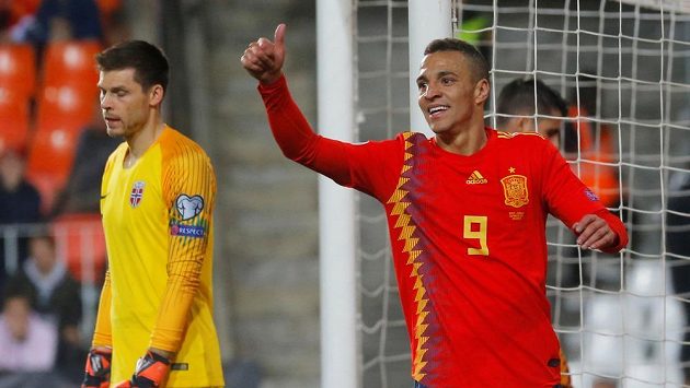 Jásající autor španělského gólu Rodrigo a norský brankář Rune Jarstein. Jásající autor španělského gólu Rodrigo a norský brankář Rune Jarstein.