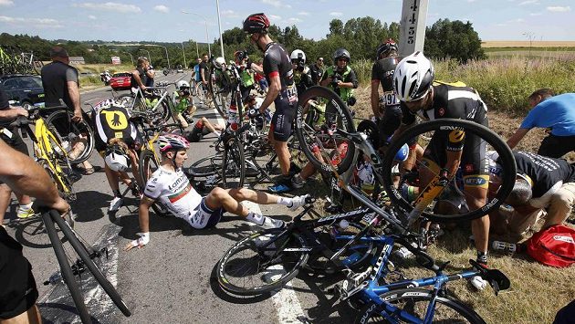 Třetí etapu Tour de France ovlivnil pád několika jezdců včetně lídra závodu Fabiana Cancellary. Třetí etapu Tour de France ovlivnil pád několika jezdců včetně lídra závodu Fabiana Cancellary.