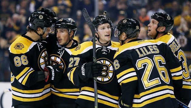 Zleva bostonští David Pastrňák, Brad Marchand (autor gólu), Austin Czarnik, John-Michael Liles a Matt Beleskey se radují při zápase s Buffalem. Zleva bostonští David Pastrňák, Brad Marchand (autor gólu), Austin Czarnik, John-Michael Liles a Matt Beleskey se radují při zápase s Buffalem.