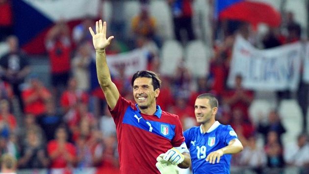 Brankář Gianluigi Buffon zdraví diváky po výhře nad Českem. Brankář Gianluigi Buffon zdraví diváky po výhře nad Českem.