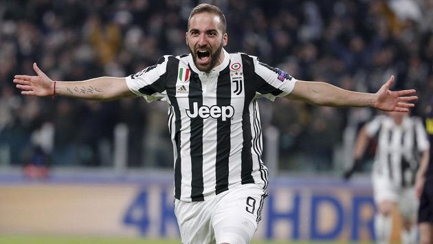 Gonzalo Higuaín z Juventusu se raduje z gólu proti Tottenhamu. Gonzalo Higuaín z Juventusu se raduje z gólu proti Tottenhamu.