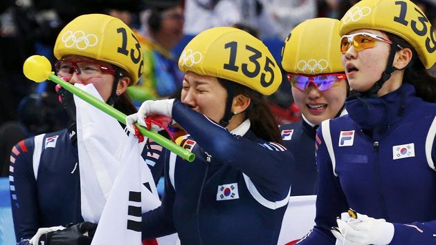 Dojaté Korejky slaví shorttrackové štafetové zlato. Dojaté Korejky slaví shorttrackové štafetové zlato.