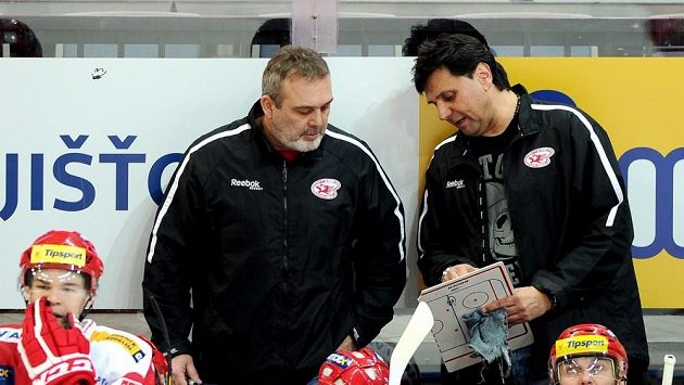 Ondřej Weissmann (vlevo) společně s Vladimírem Růžičkou na lavičce. Ondřej Weissmann (vlevo) společně s Vladimírem Růžičkou na lavičce.