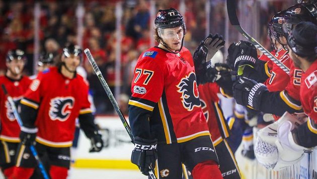 Centr třetí formace Calgary Mark Jankowski (77) oslavuje se spoluhráči jeden ze svých dvou gólů do sítě St. Louis. Centr třetí formace Calgary Mark Jankowski (77) oslavuje se spoluhráči jeden ze svých dvou gólů do sítě St. Louis.
