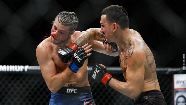 Max Holloway ukázal v Torontu sílu, Brian Ortega se nedočkal pátého kola, bitvu ukončil lékař. Max Holloway ukázal v Torontu sílu, Brian Ortega se nedočkal pátého kola, bitvu ukončil lékař.