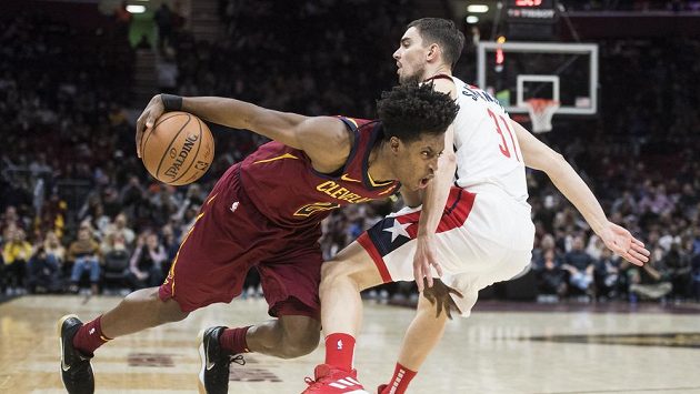 Collin Sexton z Clevelandu (vlevo) se snaží prosadit přes českého basketbalistu Washingtonu Tomáše Satoranského v zápase NBA. Collin Sexton z Clevelandu (vlevo) se snaží prosadit přes českého basketbalistu Washingtonu Tomáše Satoranského v zápase NBA.