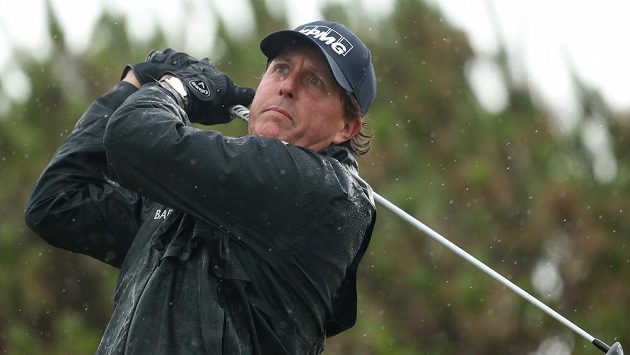Američan Phil Mickelson při British Open ve Skotsku. Američan Phil Mickelson při British Open ve Skotsku.