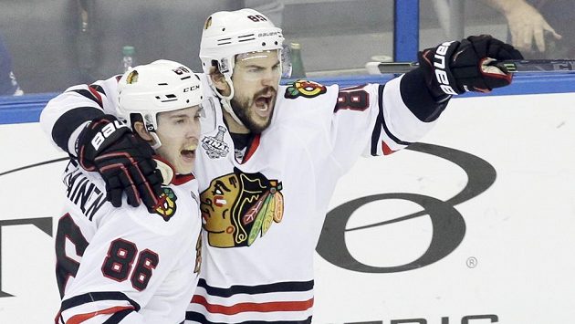 Antoine Vermette (vpravo) v dresu Chicaga slaví se spoluhráčem Teuvo Teräväinenem rozhodující gól pátého finálového duelu. Jeho novým působištěm je Arizona. Antoine Vermette (vpravo) v dresu Chicaga slaví se spoluhráčem Teuvo Teräväinenem rozhodující gól pátého finálového duelu. Jeho novým působištěm je Arizona.