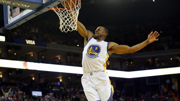Basketbalista Golden State Andre Iguodala dává koš v zápase s Atlantou. Basketbalista Golden State Andre Iguodala dává koš v zápase s Atlantou.