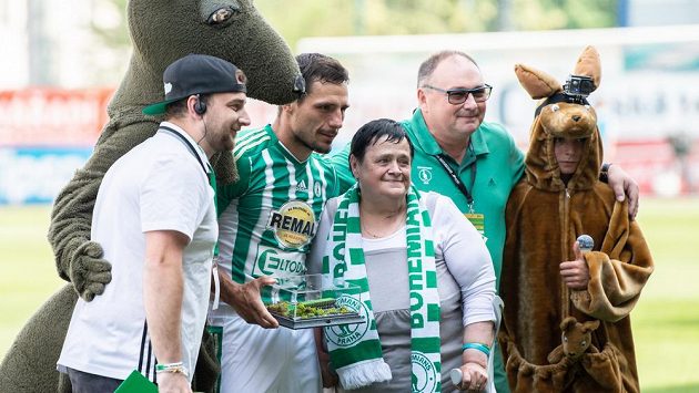 Kapitán Bohemians 1905 Josef Jindříšek s maminkou před utkáním se Spartou. Kapitán Bohemians 1905 Josef Jindříšek s maminkou před utkáním se Spartou.