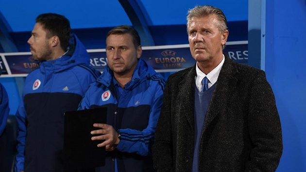 Trenér Slovanu Bratislava Jozef Chovanec (vpravo) a jeho asistent Horst Siegl během utkání základní skupiny Evropské ligy se Spartou. Trenér Slovanu Bratislava Jozef Chovanec (vpravo) a jeho asistent Horst Siegl během utkání základní skupiny Evropské ligy se Spartou.