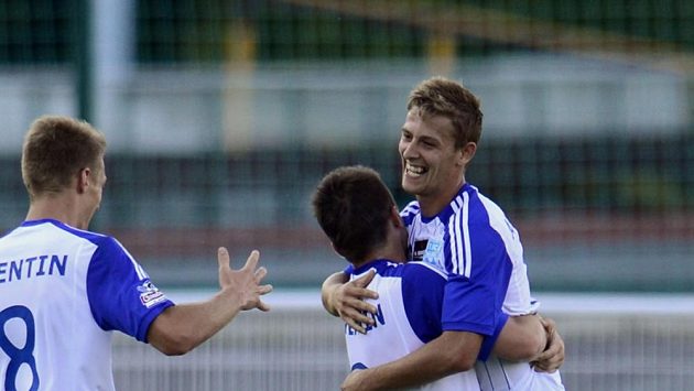 Fotbalisté Znojma se radují ze vstřelení gólu. Fotbalisté Znojma se radují ze vstřelení gólu.