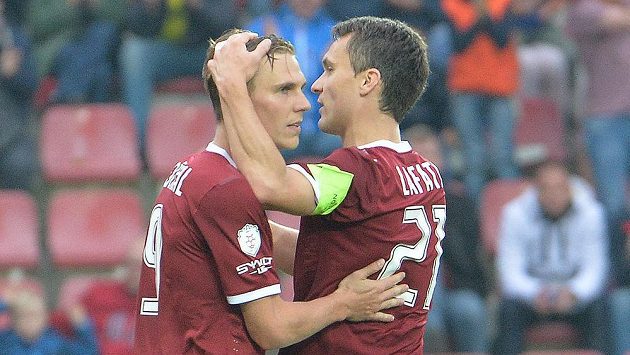 Střelec Bořek Dočkal a David Lafata ze Sparty se radují z gólu v utkání 10. kola s Libercem. Střelec Bořek Dočkal a David Lafata ze Sparty se radují z gólu v utkání 10. kola s Libercem.