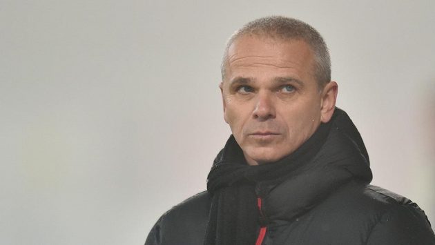 Zachmuřený trenér Sparty Vítězslav Lavička během zápasu v Jablonci. Zachmuřený trenér Sparty Vítězslav Lavička během zápasu v Jablonci.