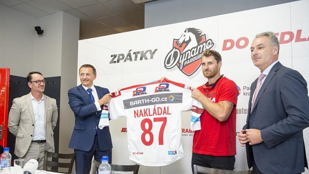 Obránce Jakub Nakládal (druhý zprava) se po devíti letech vrátil do Pardubic. Obránce Jakub Nakládal (druhý zprava) se po devíti letech vrátil do Pardubic.
