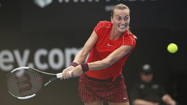 Česká tenistka Petra Kvitová v akci během vítězného finále turnaje WTA v australském Sydney. Česká tenistka Petra Kvitová v akci během vítězného finále turnaje WTA v australském Sydney.