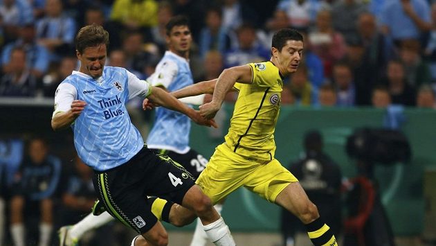 Polský útočník Robert Lewandowski (vpravo) v souboji se stoperem Mnichova 1860 Kaiem Bulowem v zápase německého poháru. Polský útočník Robert Lewandowski (vpravo) v souboji se stoperem Mnichova 1860 Kaiem Bulowem v zápase německého poháru.