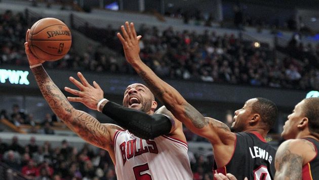 Střelcem zápasu byl chicagský Carlos Boozer (vlevo) s 27 body. Střelcem zápasu byl chicagský Carlos Boozer (vlevo) s 27 body.