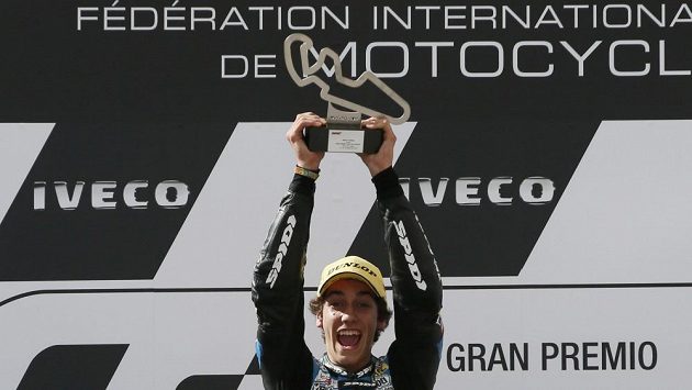 Alex Rins se raduje z vítězství v Aragonii. Alex Rins se raduje z vítězství v Aragonii.
