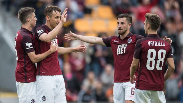 Rumunský fotbalista Bogdan Vatajelu ještě v dresu Sparty. Na snímku oslavoval gól se spoluhráči Michalem Sáčkem (zleva), Josefem Šuralem a Lukášem Váchou. Rumunský fotbalista Bogdan Vatajelu ještě v dresu Sparty. Na snímku oslavoval gól se spoluhráči Michalem Sáčkem (zleva), Josefem Šuralem a Lukášem Váchou.