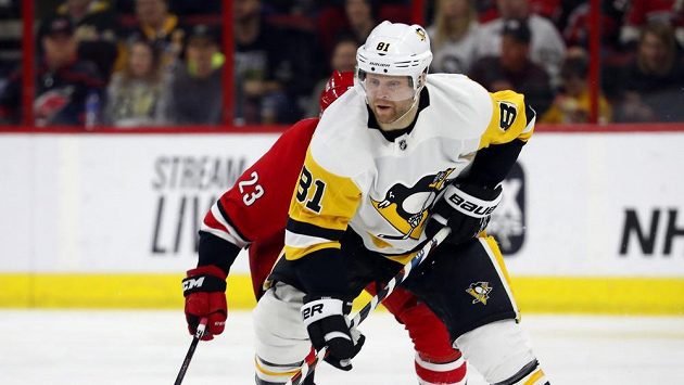 Hokejový útočník Phil Kessel (číslo 81) po čtyřech letech opouští Pittsburgh a bude působit v Arizoně. Hokejový útočník Phil Kessel (číslo 81) po čtyřech letech opouští Pittsburgh a bude působit v Arizoně.