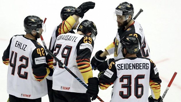 Němec Leon Draisaitl se spoluhráči slaví gól proti Korejcům. Němec Leon Draisaitl se spoluhráči slaví gól proti Korejcům.