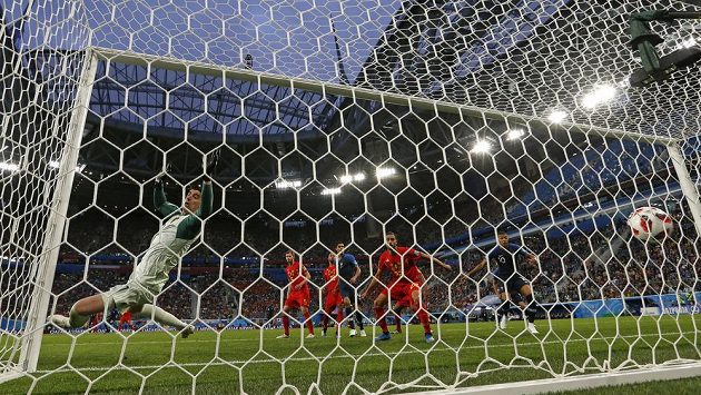 Na hlavičku Samuela Umtitiho (není na snímku) belgický brankář Thibaut Courtois nedosáhl. Na hlavičku Samuela Umtitiho (není na snímku) belgický brankář Thibaut Courtois nedosáhl.