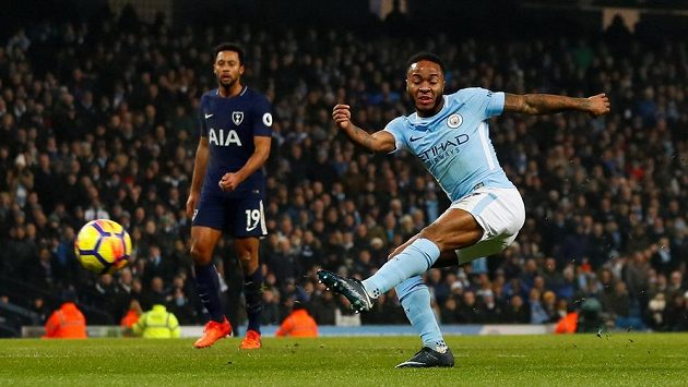 Raheem Sterling z Manchesteru City pálí v ligovém utkání proti Tottenhamu. Raheem Sterling z Manchesteru City pálí v ligovém utkání proti Tottenhamu.