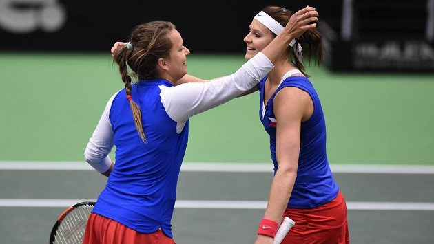 Barbora Strýcová (vlevo) a Lucie Šafářová během čtyřhry při jednom z utkání Fed Cupu. Archivní snímek Barbora Strýcová (vlevo) a Lucie Šafářová během čtyřhry při jednom z utkání Fed Cupu. Archivní snímek