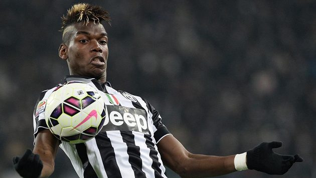 Fotbalista Juventusu Paul Pogba zpracovává míč. Fotbalista Juventusu Paul Pogba zpracovává míč.