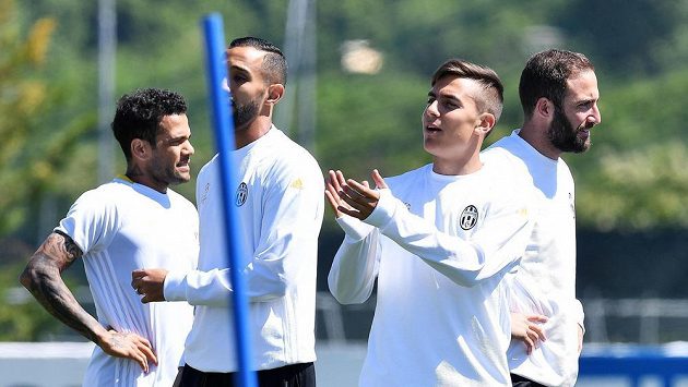 Hráči Juventusu Dani Alves, Medhi Benatia, Paulo Dybala Gonzalo Higuaín na tréninku. Hráči Juventusu Dani Alves, Medhi Benatia, Paulo Dybala Gonzalo Higuaín na tréninku.